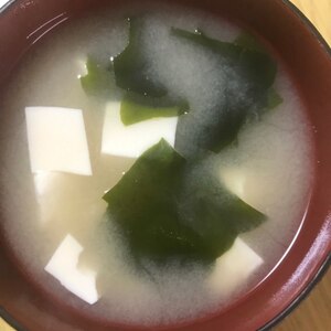 豆腐とわかめの甘酒味噌汁